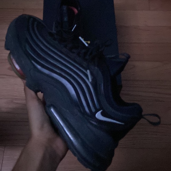 nike shoes - Picture 2 of 3